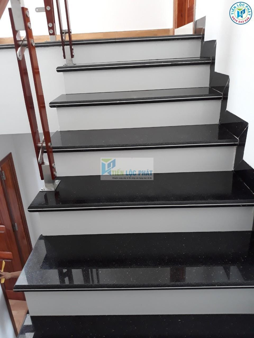 da-cau-thang-mat-den-co-trang