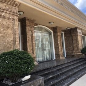 Mặt tiền đá hoa cương