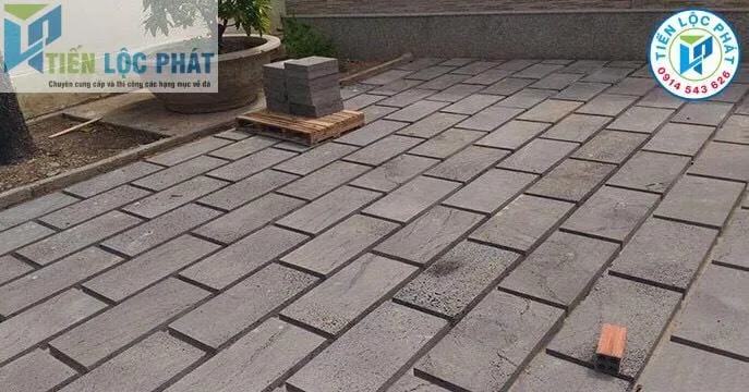 Đá ong xám lát sân vườn