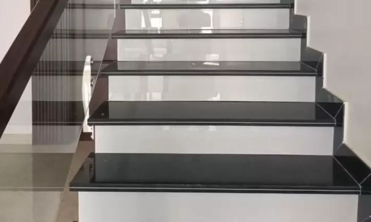 cầu thang đá đen cổ trắng