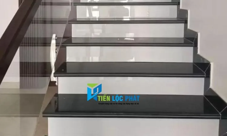 cầu thang đá đen cổ trắng