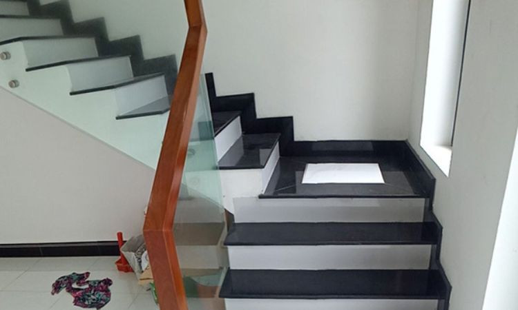 Báo giá cầu thang đá đen cổ trắng