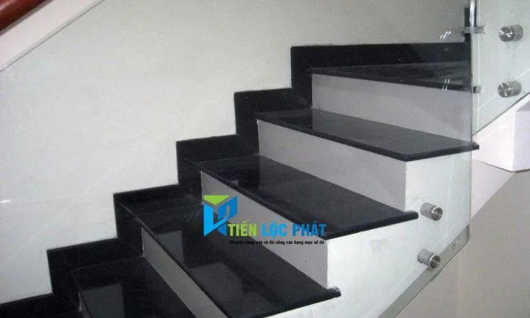 cầu thang đá đen cổ trắng