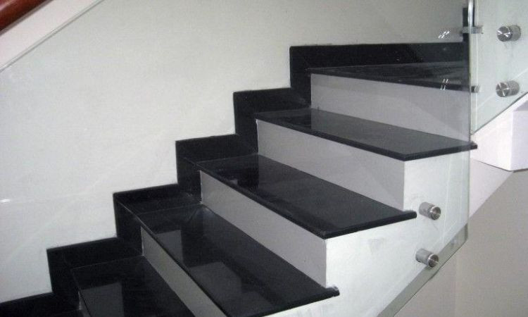 cầu thang đá đen cổ trắng