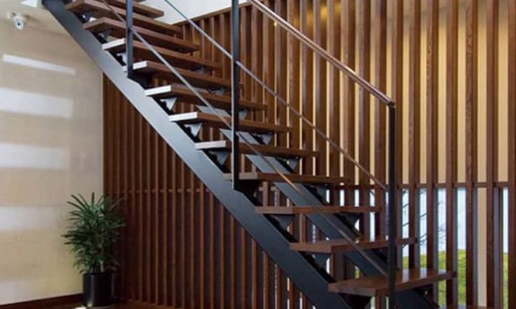 cầu thang sắt ốp đá hoa cương