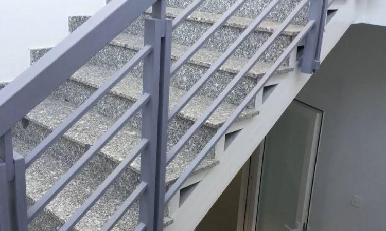 cầu thang sắt ốp đá hoa cương