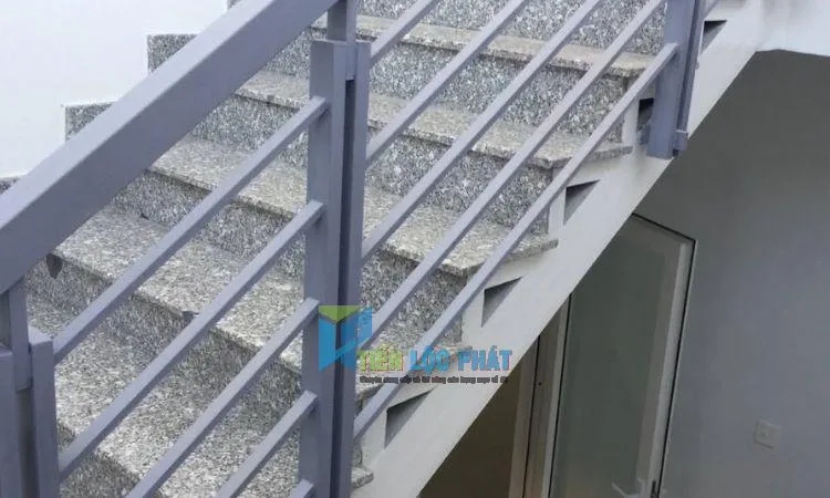 cầu thang sắt ốp đá hoa cương