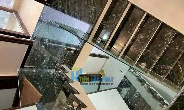 ốp cầu thang đá hoa cương