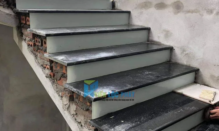 đá ốp cầu thang Granite