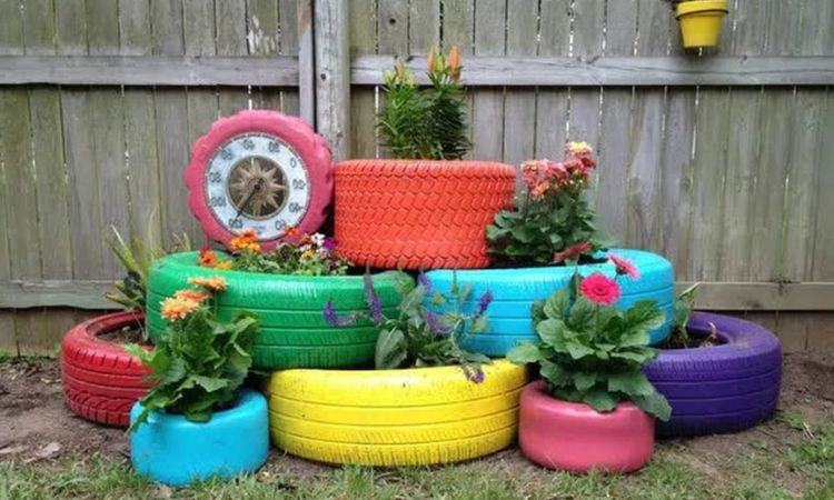Sân vườn trang trí bằng vật liệu tái chế