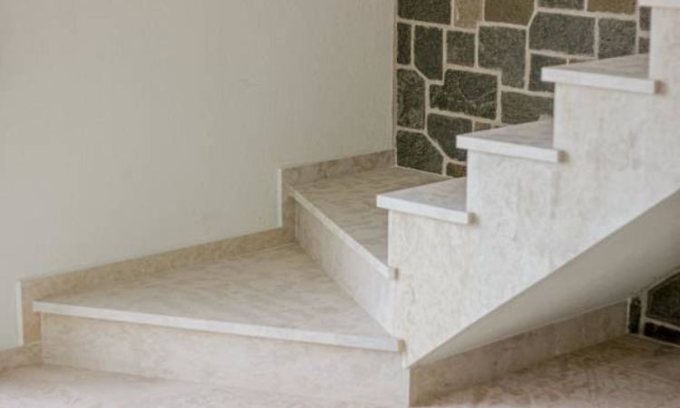 len chân tường cầu thang đá