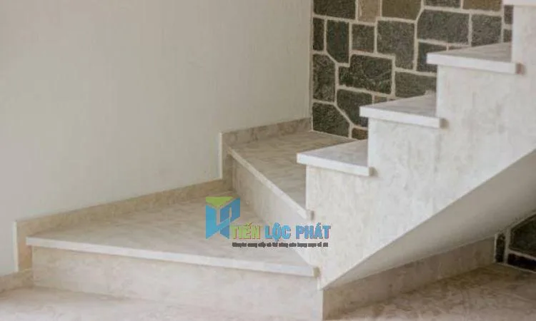 len chân tường cầu thang đá