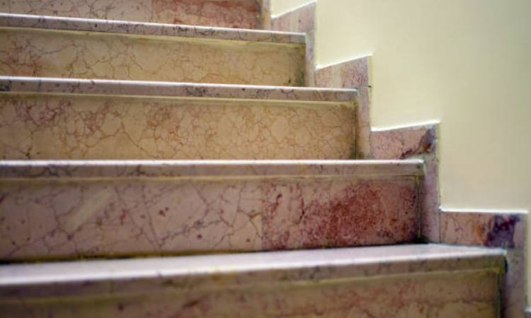 len chân tường cầu thang đá