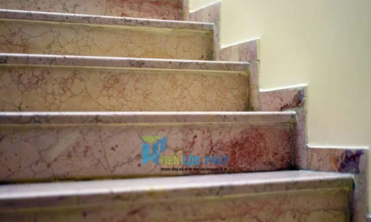 len chân tường cầu thang đá