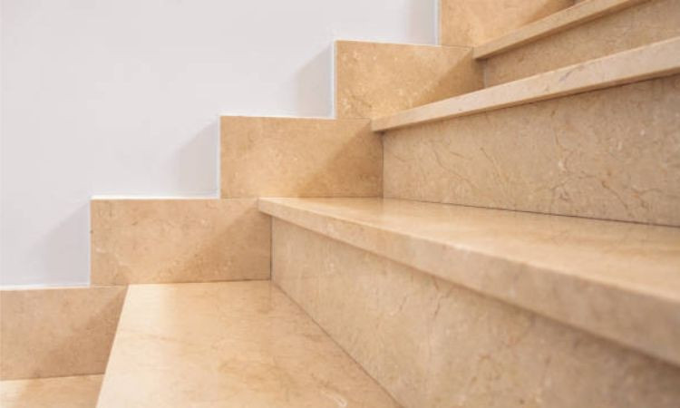 len chân tường cầu thang đá