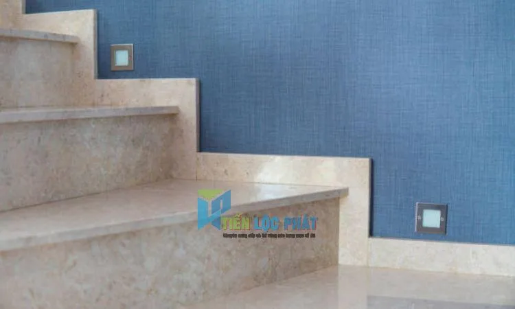 len chân tường cầu thang đá