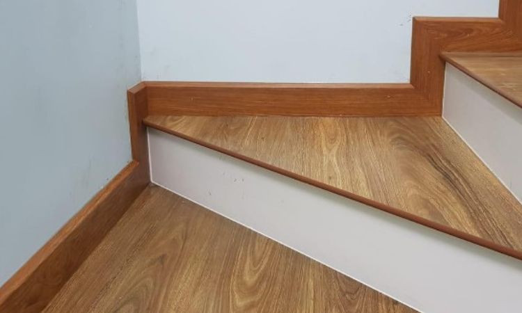 ốp chân tường cầu thang chìm hay nổi?