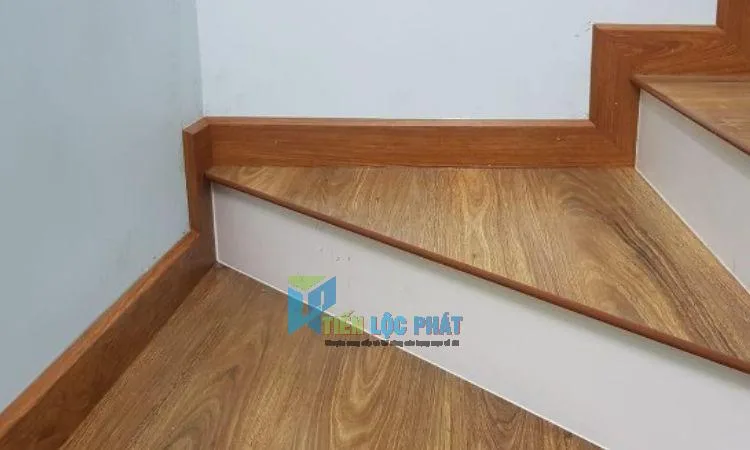 ốp chân tường cầu thang chìm hay nổi?