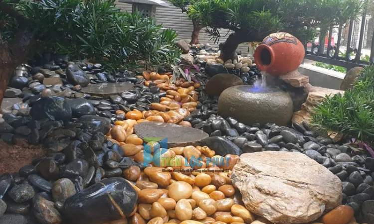 trang trí sân vườn bằng đá cuội