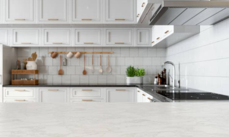 mặt bếp nên dùng đá tự nhiên hay nhân tạo