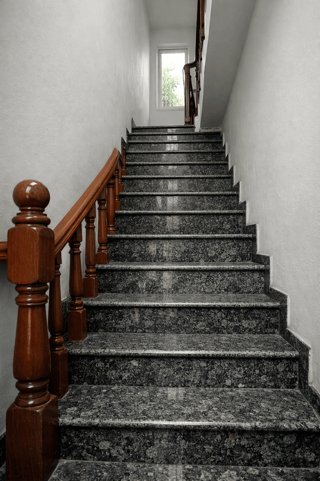 Đá Hoa Cương Cầu Thang: Lựa Chọn Bền Đẹp Cho Nhà Phố Việt