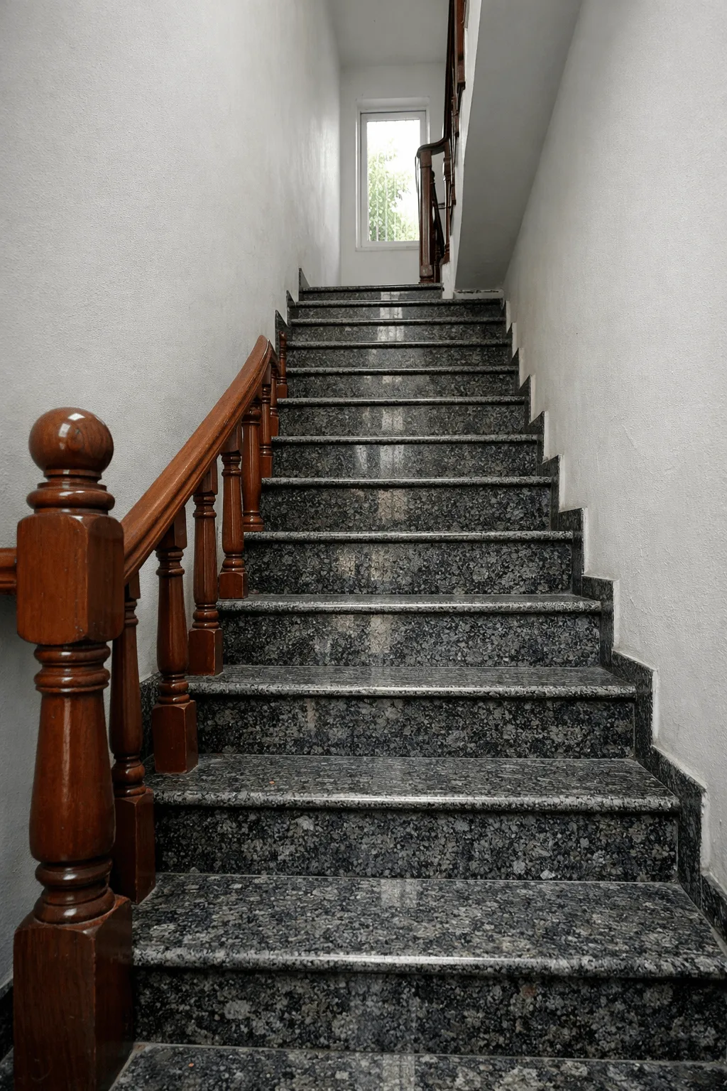 Đá Hoa Cương Cầu Thang: Lựa Chọn Bền Đẹp Cho Nhà Phố Việt