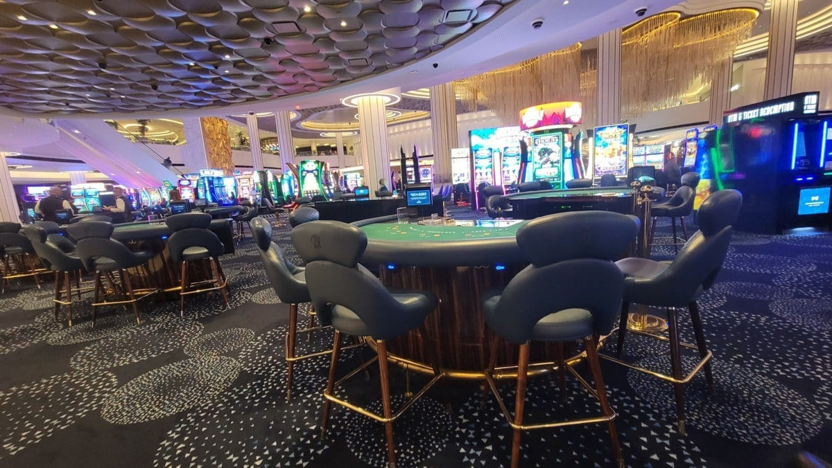 Fontainebleau Las Vegas Lays off Dozens of Table Game Dealers - Casino.org